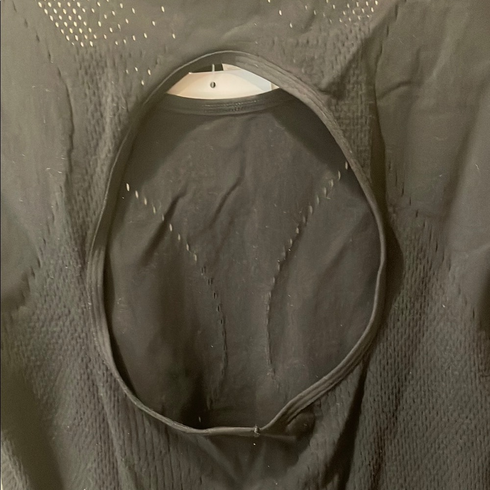 Fabletics Black Sculptknit Contour Long-Sleeve Crop - Picture 4 of 5